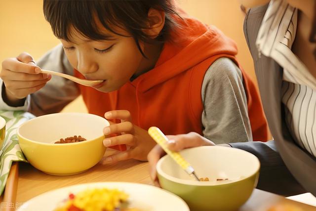 Trẻ th&ocirc;ng minh hay kh&ocirc;ng, chỉ cần nh&igrave;n c&aacute;ch ăn cơm l&agrave; biết? 6 dấu hiệu cha mẹ n&ecirc;n để &yacute; - Ảnh 2.