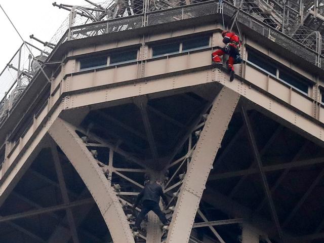 Gặp “Người nhện đời thực”: Người đàn ông tay không lững thững leo tháp Eiffel, Burj Khalifa như trong giấc mơ của mọi cậu bé - Ảnh 2.