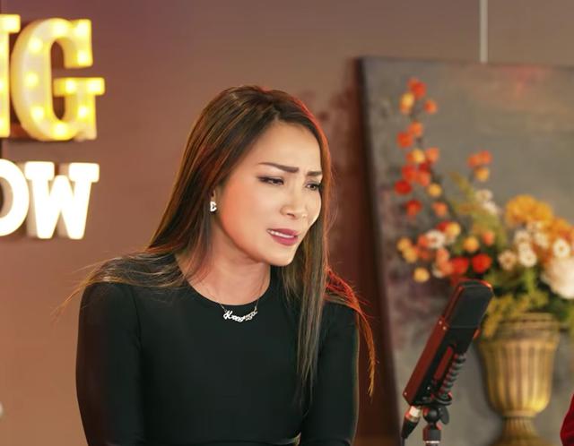 Quang Dũng bị một nữ ca sĩ hỏi thẳng vì không chịu nắm tay: "Anh nói thẳng ra đi!"- Ảnh 1.