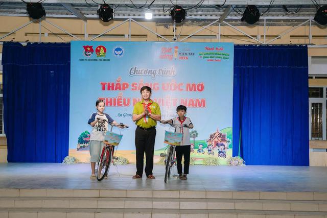 Thắp s&aacute;ng ước mơ thiếu nhi Việt Nam tại x&atilde; N&uacute;i Cấm, tỉnh An Giang - Ảnh 3.