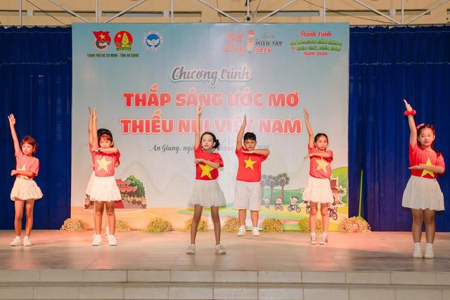 Thắp s&aacute;ng ước mơ thiếu nhi Việt Nam tại x&atilde; N&uacute;i Cấm, tỉnh An Giang - Ảnh 4.