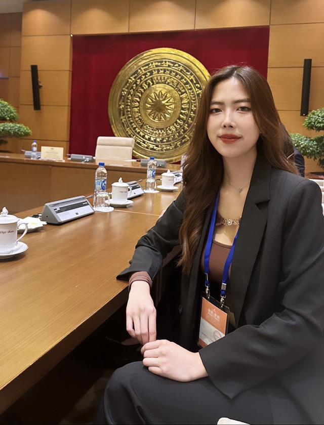 Học sinh giỏi Quốc gia 1 ngày sống 2 cuộc đời: Sáng tốt nghiệp đại học ở London, chiều catwalk "sập sàn", động lực giảm cân là BTS- Ảnh 4.