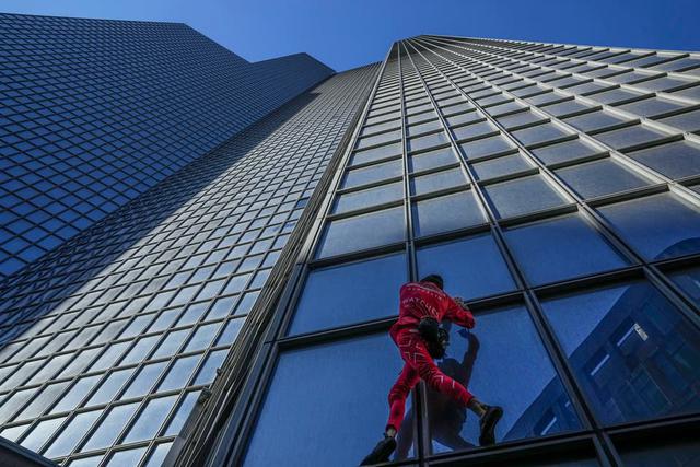 Gặp “Người nhện đời thực”: Người đàn ông tay không lững thững leo tháp Eiffel, Burj Khalifa như trong giấc mơ của mọi cậu bé - Ảnh 7.