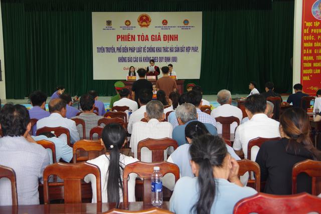 Vùng Cảnh sát biển 2 phối hợp tổ chức “Phiên tòa giả định” tuyên truyền, phổ biến pháp luật về chống IUU - Ảnh 1.