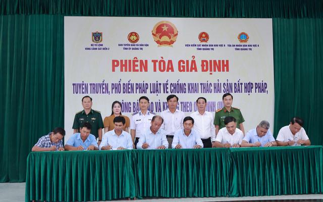 Vùng Cảnh sát biển 2 phối hợp tổ chức “Phiên tòa giả định” tuyên truyền, phổ biến pháp luật về chống IUU - Ảnh 2.
