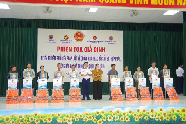 Vùng Cảnh sát biển 2 phối hợp tổ chức “Phiên tòa giả định” tuyên truyền, phổ biến pháp luật về chống IUU - Ảnh 3.