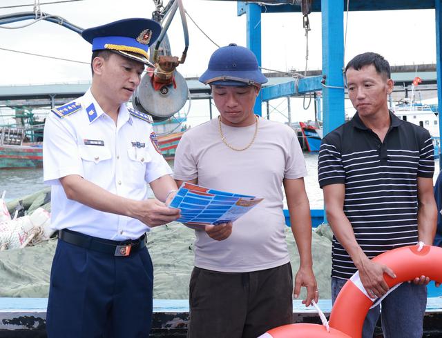 Vùng Cảnh sát biển 2 phối hợp tổ chức “Phiên tòa giả định” tuyên truyền, phổ biến pháp luật về chống IUU - Ảnh 4.