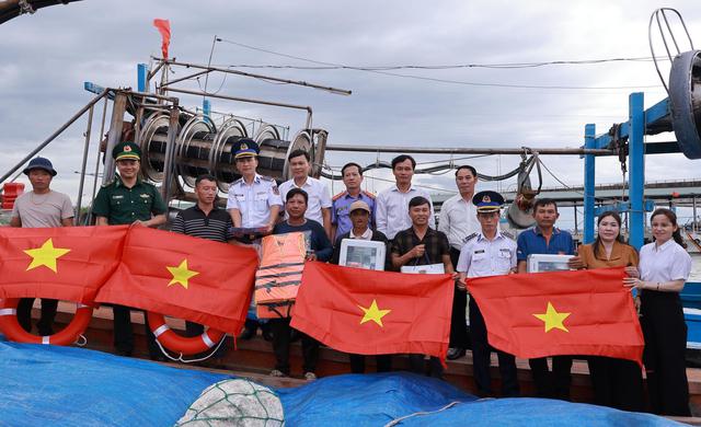 Vùng Cảnh sát biển 2 phối hợp tổ chức “Phiên tòa giả định” tuyên truyền, phổ biến pháp luật về chống IUU - Ảnh 5.