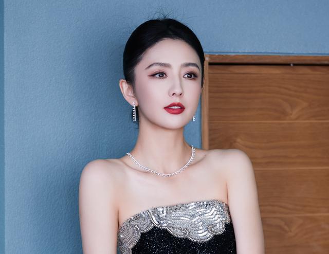 5 mỹ nhân Tân Cương đẹp nhất Cbiz: Địch Lệ Nhiệt Ba dẫn đầu, người cuối được ví như bước ra từ bích họa - Ảnh 6.