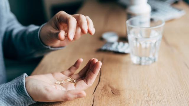 Uống qu&aacute; nhiều vitamin D: Cơ thể sẽ ph&aacute;t ra những t&iacute;n hiệu n&agrave;y, đừng bỏ qua- Ảnh 2.