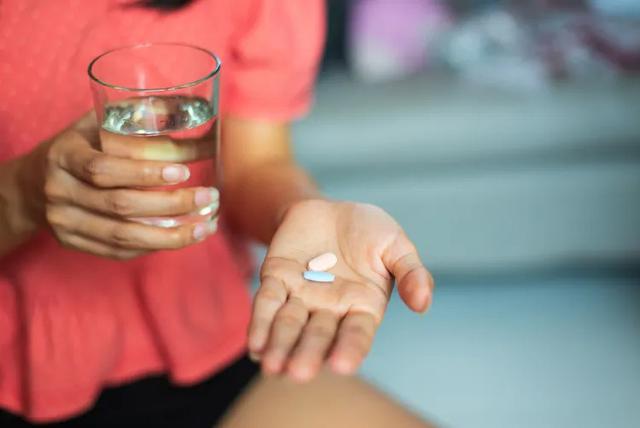 Uống qu&aacute; nhiều vitamin D: Cơ thể sẽ ph&aacute;t ra những t&iacute;n hiệu n&agrave;y, đừng bỏ qua- Ảnh 1.