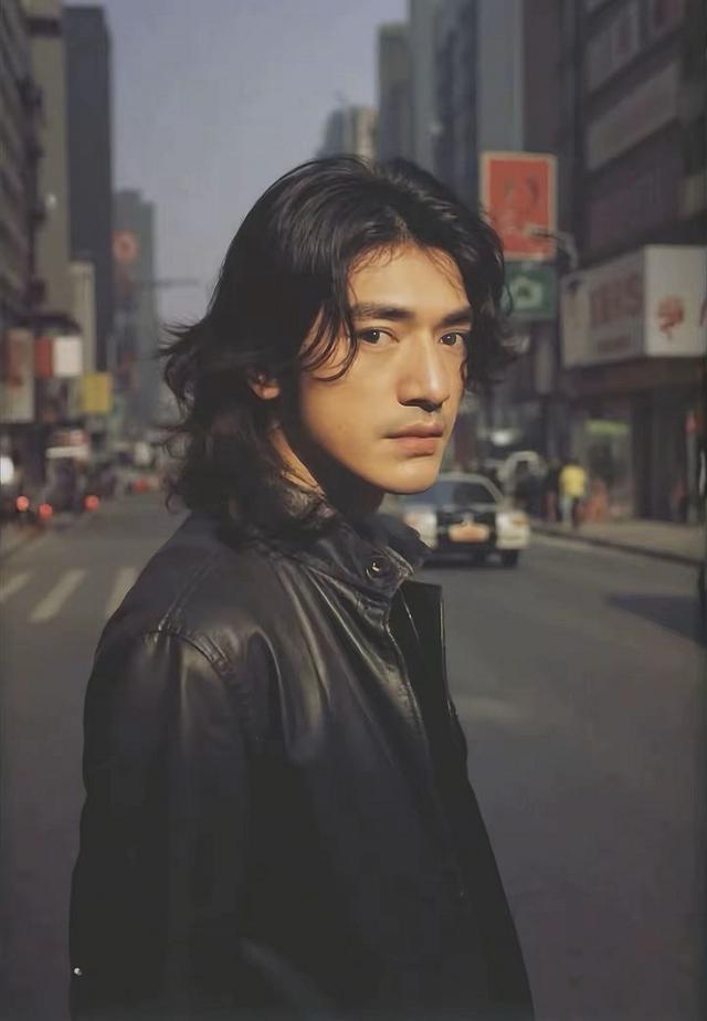 Sao nam bí ẩn nhất showbiz: Sở hữu tài sản nghìn tỷ nhưng sống như "người vô hình", đạo diễn phải năn nỉ mới chịu đóng phim- Ảnh 1.