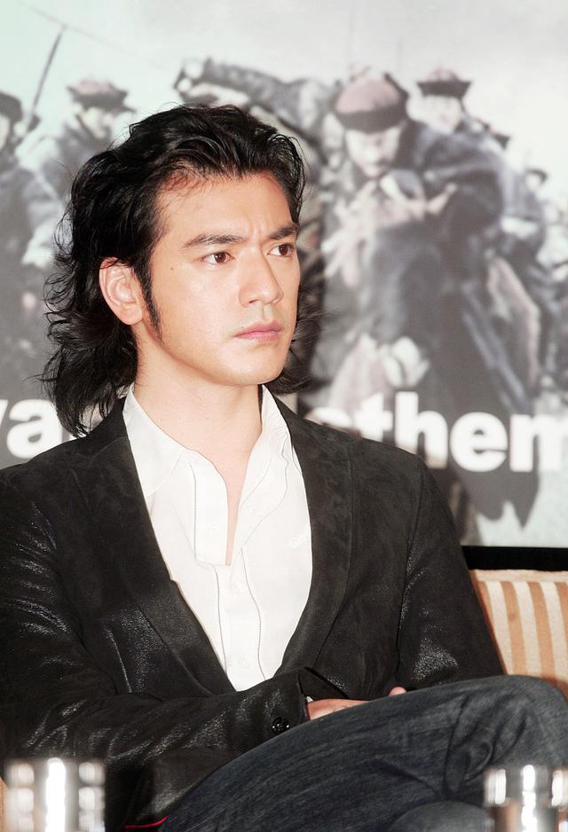 Sao nam bí ẩn nhất showbiz: Sở hữu tài sản nghìn tỷ nhưng sống như "người vô hình", đạo diễn phải năn nỉ mới chịu đóng phim- Ảnh 4.