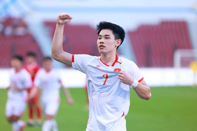 Đình Bắc khoe ảnh lúc 11 tuổi với Quế Ngọc Hải: Nhìn ảnh hiện tại khiến CĐV ngỡ ngàng vì dậy thì quá thành công - Ảnh 3.