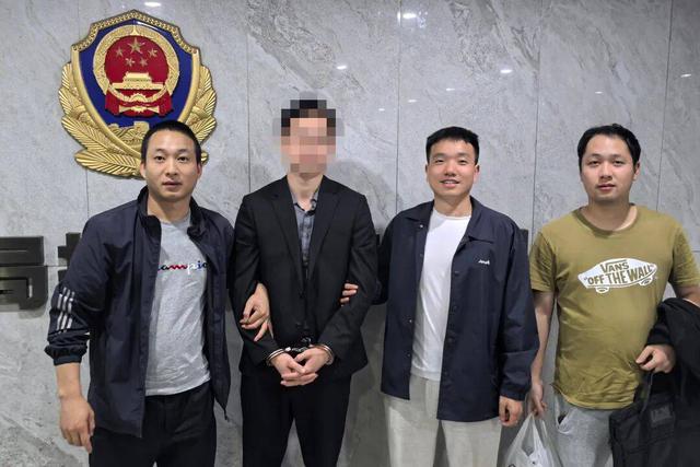 Mang 6,6 tỷ đồng ra ng&acirc;n h&agrave;ng gửi tiết kiệm, cụ &ocirc;ng ngỡ ng&agrave;ng khi tất cả l&agrave; tiền giả- Ảnh 2.