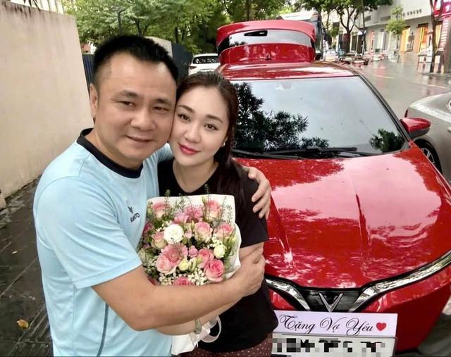 Nam NSND, Gi&aacute;m đốc Nh&agrave; h&aacute;t Ch&egrave;o Qu&acirc;n đội mua &ocirc; t&ocirc; tặng sinh nhật vợ thiếu t&aacute; k&eacute;m 12 tuổi - Ảnh 1.