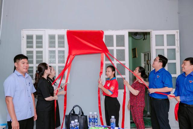 Lan tỏa nắng ấm t&igrave;nh bạn trong Chiến dịch Hoa phượng đỏ - Ảnh 1.