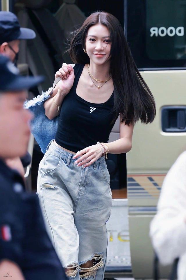 Mỹ nh&acirc;n c&oacute; đ&ocirc;i mắt long lanh như sương sớm, 45 tuổi l&ecirc;n truyền h&igrave;nh viral khắp MXH- Ảnh 7.