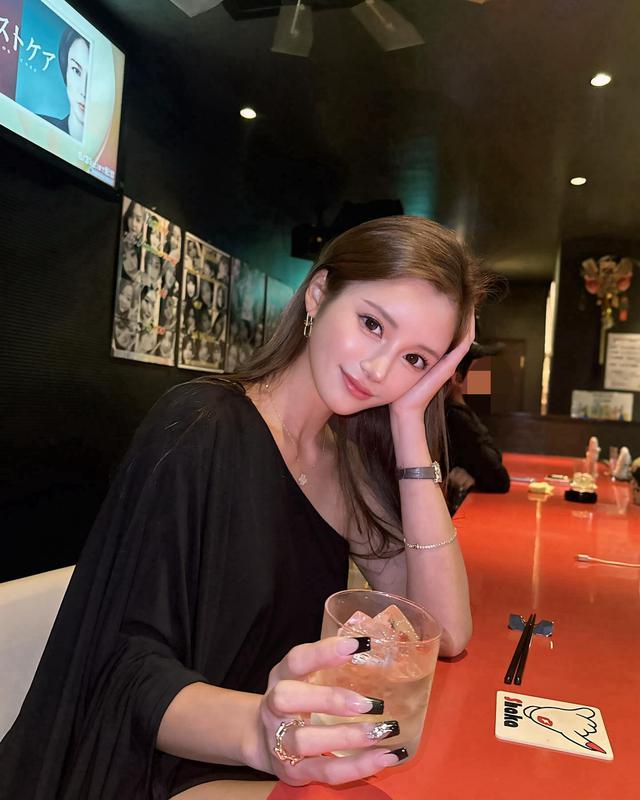 Bad girl show hẹn h&ograve; hot đi&ecirc;n đảo: Mặt như b&uacute;p b&ecirc;, lưng xăm k&iacute;n kh&ocirc;ng một lần ủ t&ecirc;- Ảnh 3.