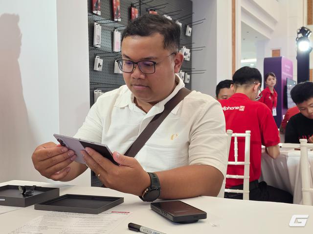 Galaxy Z Fold8 tạo cảnh tượng hiếm thấy trong ngày mở bán tại VN: Khách đông như mở bán iPhone, nhà bán lẻ ghi nhận sức hút gấp đôi thế hệ trước- Ảnh 6.