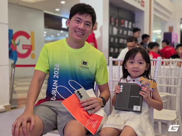 Galaxy Z Fold8 tạo cảnh tượng hiếm thấy trong ngày mở bán tại VN: Khách đông như mở bán iPhone, nhà bán lẻ ghi nhận sức hút gấp đôi thế hệ trước- Ảnh 8.