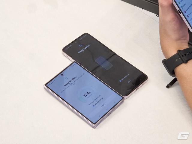 Galaxy Z Fold8 tạo cảnh tượng hiếm thấy trong ngày mở bán tại VN: Khách đông như mở bán iPhone, nhà bán lẻ ghi nhận sức hút gấp đôi thế hệ trước- Ảnh 10.