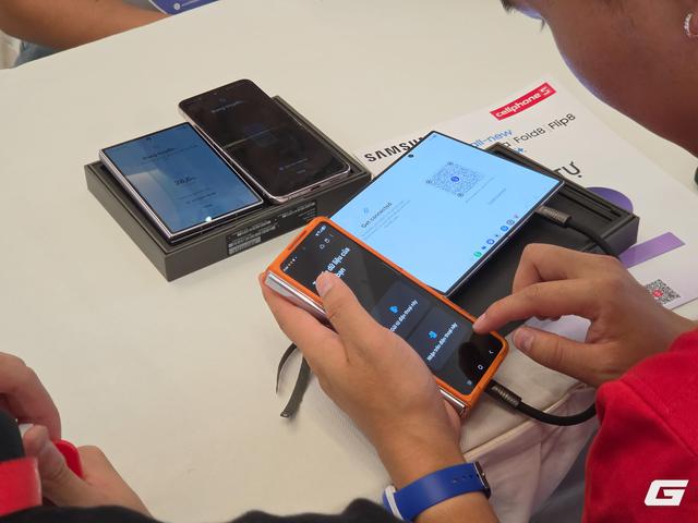 Galaxy Z Fold8 tạo cảnh tượng hiếm thấy trong ngày mở bán tại VN: Khách đông như mở bán iPhone, nhà bán lẻ ghi nhận sức hút gấp đôi thế hệ trước- Ảnh 4.