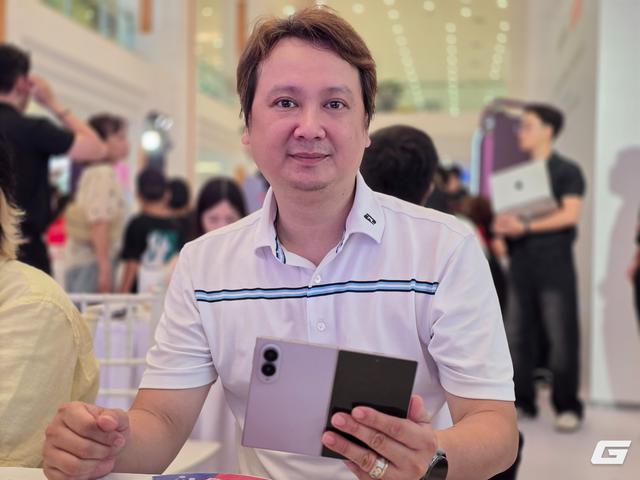 Galaxy Z Fold8 tạo cảnh tượng hiếm thấy trong ngày mở bán tại VN: Khách đông như mở bán iPhone, nhà bán lẻ ghi nhận sức hút gấp đôi thế hệ trước- Ảnh 3.