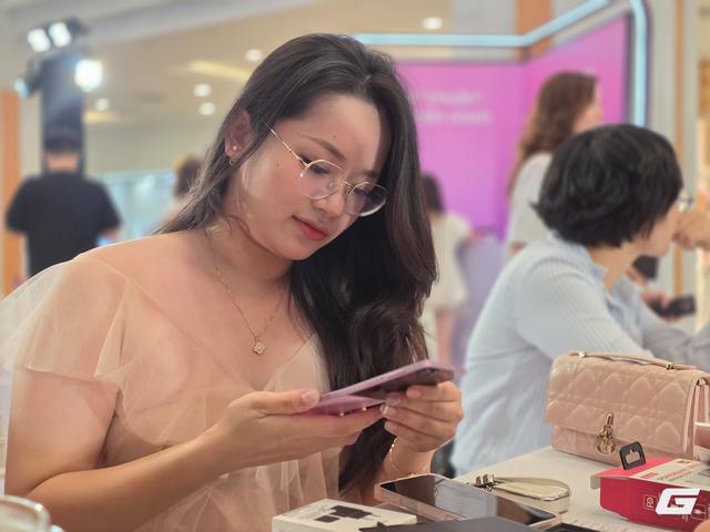 Galaxy Z Fold8 tạo cảnh tượng hiếm thấy trong ngày mở bán tại VN: Khách đông như mở bán iPhone, nhà bán lẻ ghi nhận sức hút gấp đôi thế hệ trước- Ảnh 9.