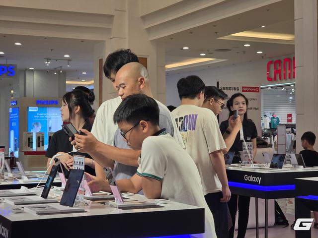 Galaxy Z Fold8 tạo cảnh tượng hiếm thấy trong ngày mở bán tại VN: Khách đông như mở bán iPhone, nhà bán lẻ ghi nhận sức hút gấp đôi thế hệ trước- Ảnh 13.