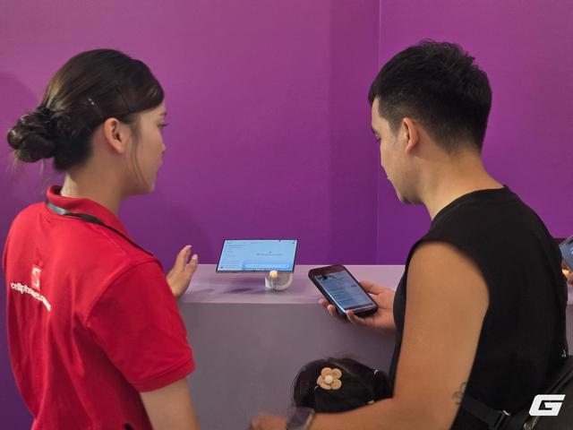 Galaxy Z Fold8 tạo cảnh tượng hiếm thấy trong ngày mở bán tại VN: Khách đông như mở bán iPhone, nhà bán lẻ ghi nhận sức hút gấp đôi thế hệ trước- Ảnh 14.