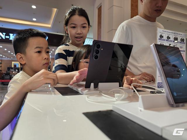 Galaxy Z Fold8 tạo cảnh tượng hiếm thấy trong ngày mở bán tại VN: Khách đông như mở bán iPhone, nhà bán lẻ ghi nhận sức hút gấp đôi thế hệ trước- Ảnh 15.