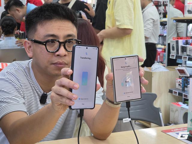 Galaxy Z Fold8 tạo cảnh tượng hiếm thấy trong ngày mở bán tại VN: Khách đông như mở bán iPhone, nhà bán lẻ ghi nhận sức hút gấp đôi thế hệ trước- Ảnh 5.