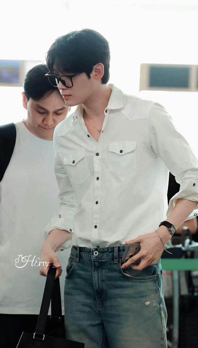 Nam thần sơ mi trắng ra s&acirc;n bay viral khắp ch&acirc;u &Aacute;: Cực phẩm cao gần 1m9, bờ vai rộng cỡ Th&aacute;i B&igrave;nh Dương- Ảnh 2.
