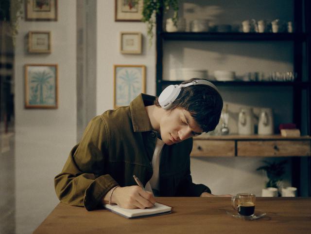 Sennheiser MOMENTUM 5 Wireless ra mắt tại Việt Nam, giá 12,49 triệu đồng- Ảnh 1.