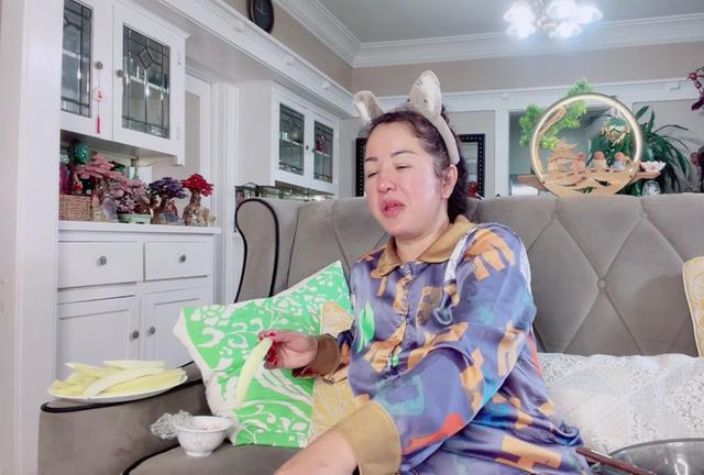 Nữ nghệ sĩ ở Mỹ bị con gái nói thẳng: "Con không cần tiền" - Ảnh 1.