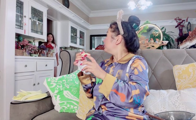 Nữ nghệ sĩ ở Mỹ bị con gái nói thẳng: "Con không cần tiền" - Ảnh 2.