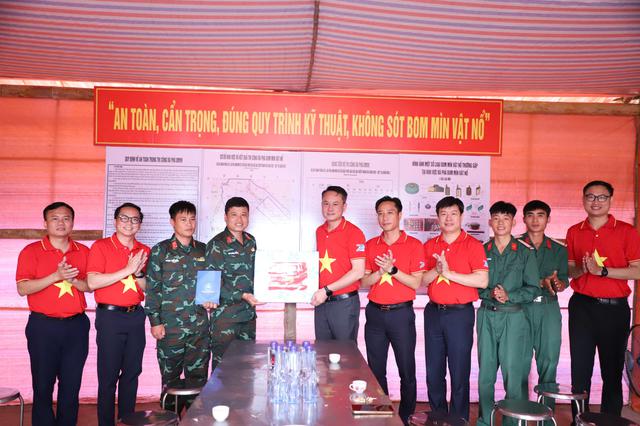 Thiêng liêng Lễ chào cờ “Tôi yêu Tổ quốc tôi” nơi cực Tây Tổ quốc- Ảnh 4.