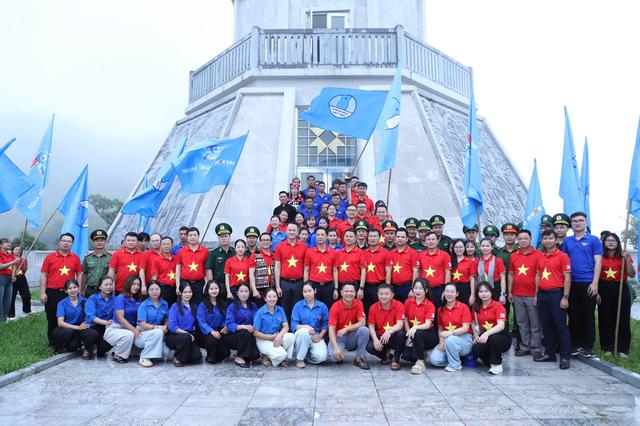 Thiêng liêng Lễ chào cờ “Tôi yêu Tổ quốc tôi” nơi cực Tây Tổ quốc- Ảnh 2.