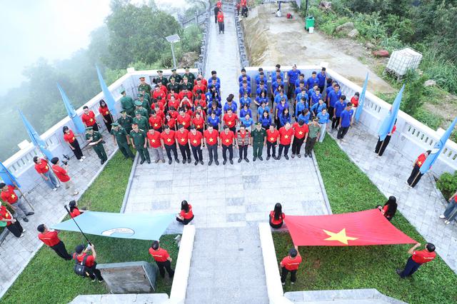 Thiêng liêng Lễ chào cờ “Tôi yêu Tổ quốc tôi” nơi cực Tây Tổ quốc- Ảnh 1.