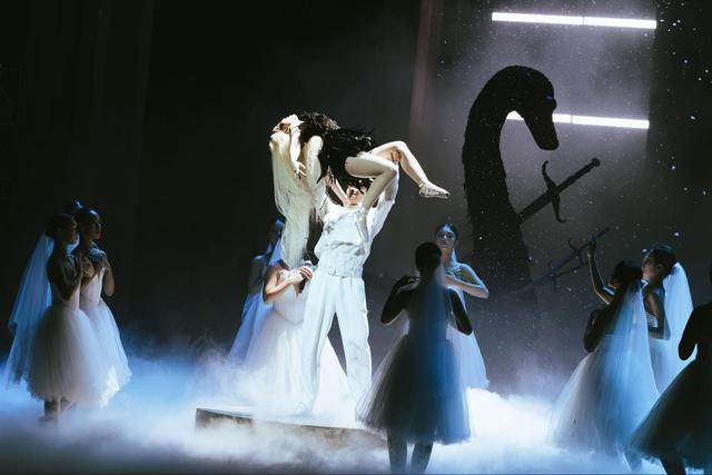 Nữ ca sĩ Việt từng đi hát ở công viên nay bán show nào “cháy” vé show đó, “cân” trọn cả chục nghìn khán giả - Ảnh 3.