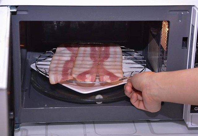 Cảnh b&aacute;o những ai đang d&ugrave;ng l&ograve; vi s&oacute;ng: C&oacute; 3 lỗi nhiều gia đ&igrave;nh Việt đang mắc phải- Ảnh 1.
