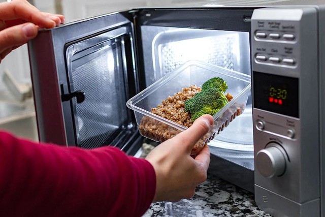 Cảnh b&aacute;o những ai đang d&ugrave;ng l&ograve; vi s&oacute;ng: C&oacute; 3 lỗi nhiều gia đ&igrave;nh Việt đang mắc phải- Ảnh 2.