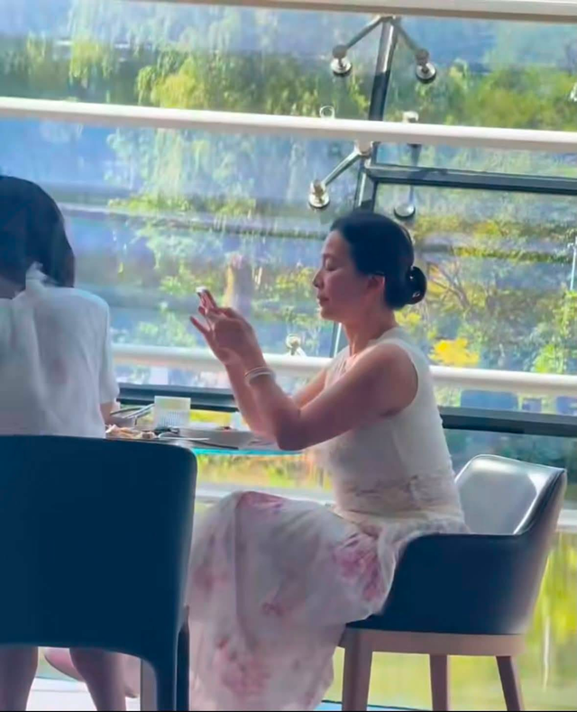 Có mẹ xinh đẹp cỡ này, bảo sao Lưu Diệc Phi là đại mỹ nhân! - Ảnh 1.