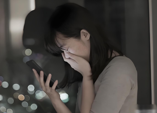 Con gái mượn điện thoại bố xem YouTube, tôi mở giúp rồi lặng người khi phát hiện một chuyến đi của chồng cách đây vài ngày- Ảnh 1.