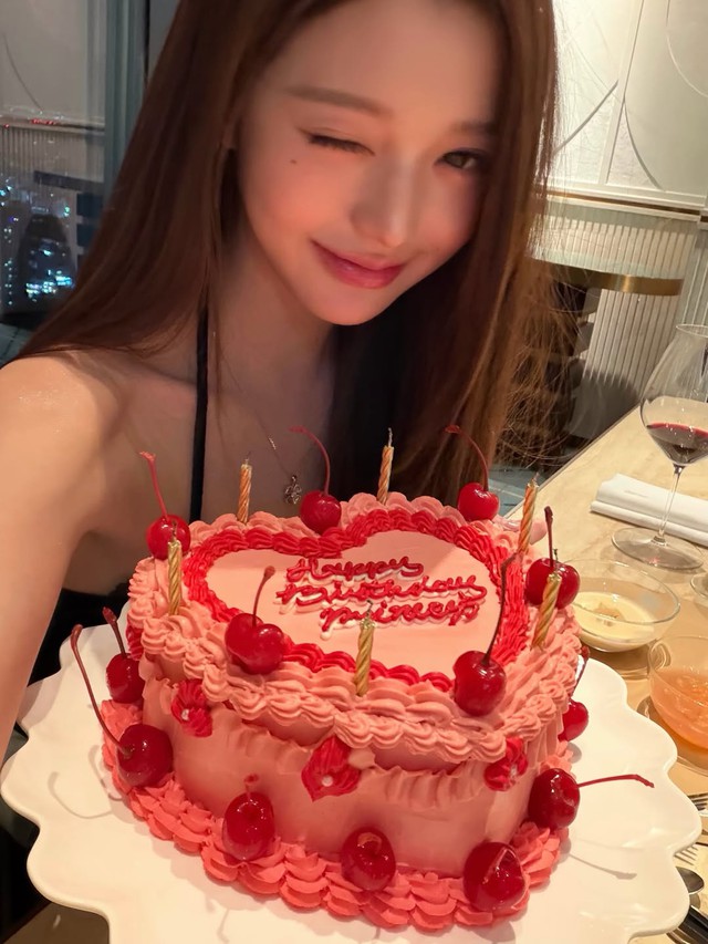 Jang Won Young mừng sinh nhật 22 tuổi quá hoành tráng: Bảo sao là "công chúa Kpop"!- Ảnh 11.