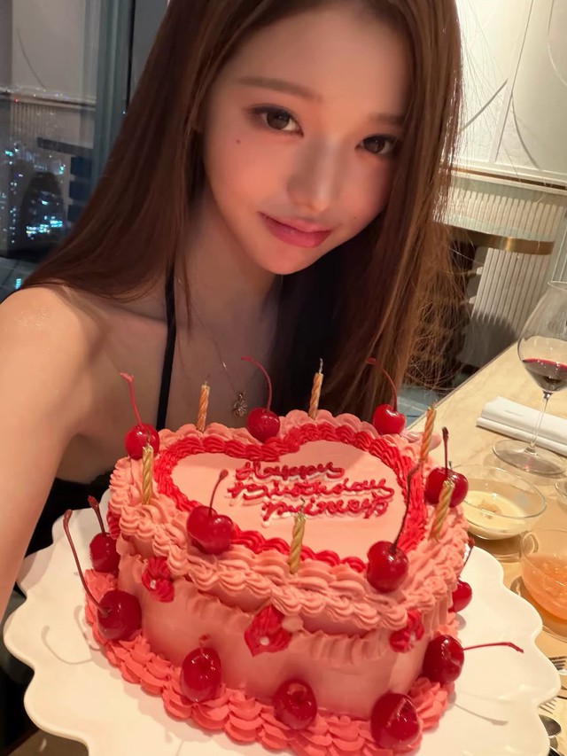 Jang Won Young mừng sinh nhật 22 tuổi quá hoành tráng: Bảo sao là "công chúa Kpop"!- Ảnh 2.