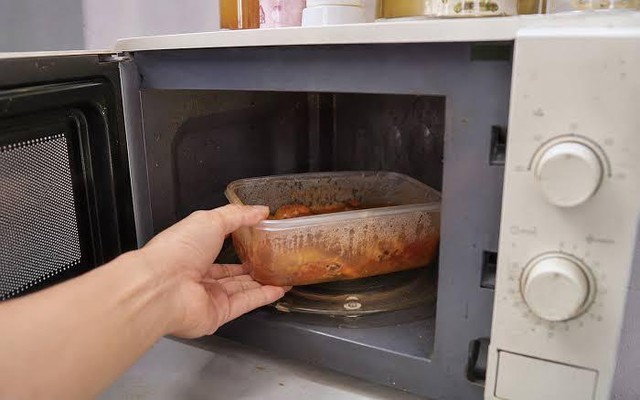 Cảnh b&aacute;o những ai đang d&ugrave;ng l&ograve; vi s&oacute;ng: C&oacute; 3 lỗi nhiều gia đ&igrave;nh Việt đang mắc phải- Ảnh 3.