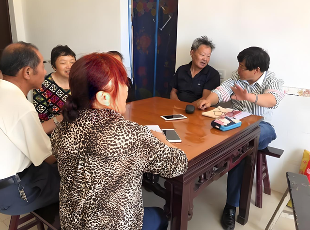 20 năm tôi bỏ cả tuổi xuân chăm bố mẹ, đến ngày ông bà mất, 2 em trai quay về nói một câu khiến tôi bật khóc- Ảnh 1.