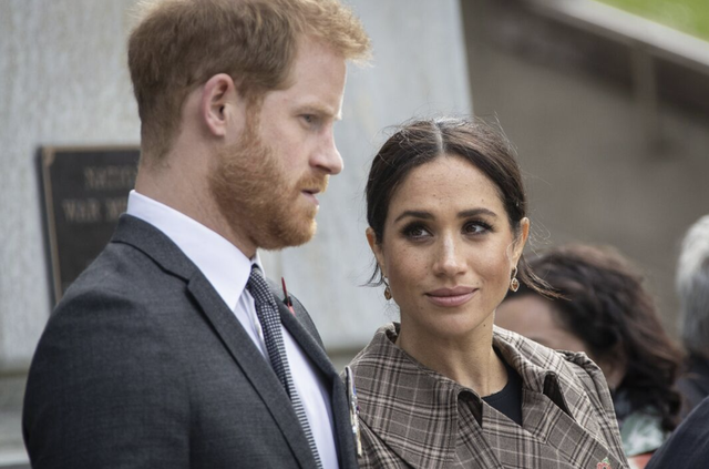 H&agrave;ng x&oacute;m mới nổi tiếng của Harry v&agrave; Meghan l&ecirc;n tiếng: Gọi Meghan bằng biệt danh g&acirc;y sốc, khuy&ecirc;n cặp đ&ocirc;i "đừng mang sự ồn &agrave;o đến đ&acirc;y"- Ảnh 1.